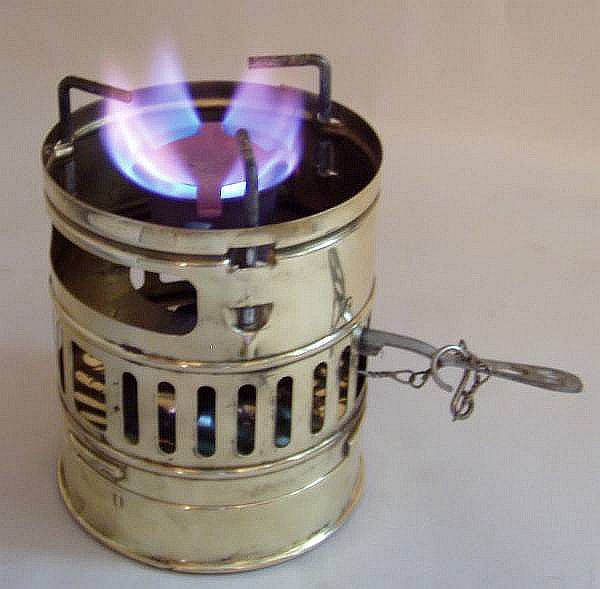 Réchaud de camping Svea 123R avec une flamme visible